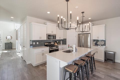 House, Multiple Beds, Pool View (Snow Canyon Escape) | Private kitchen | Full-size fridge, microwave, oven, stovetop