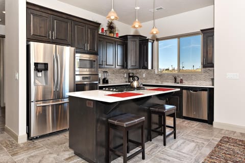 House, Multiple Beds, Mountain View (Red Rock Retreat) | Private kitchen | Full-size fridge, microwave, oven, stovetop