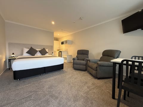 Desk, soundproofing, iron/ironing board, free WiFi