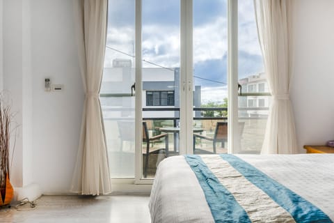 Superior Double Room, Bathtub | Blackout drapes, soundproofing, free WiFi