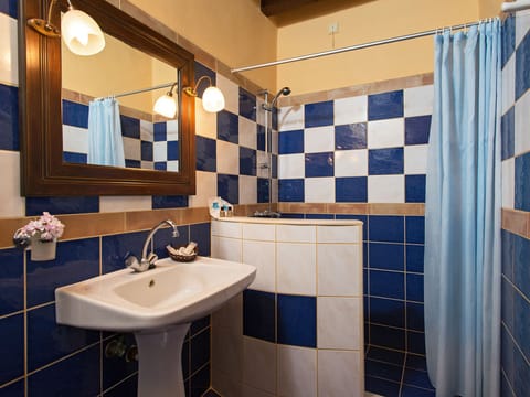 Separate tub and shower, free toiletries, hair dryer, towels