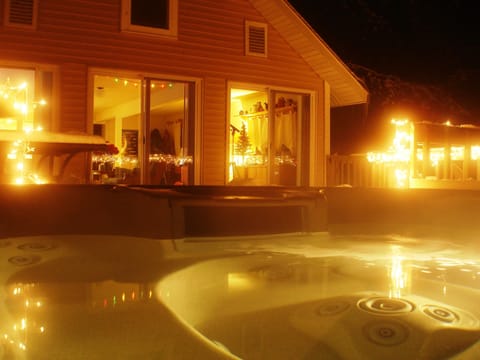 Hot tub right outside the livingroom.