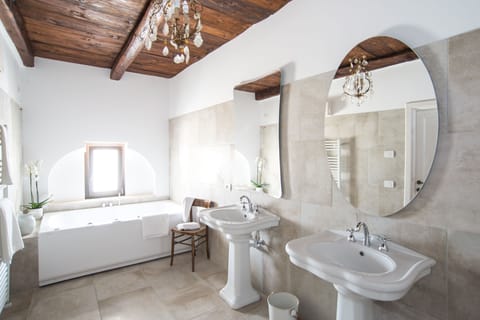 Executive Suite | Bathroom | Hydromassage showerhead, free toiletries, hair dryer, slippers