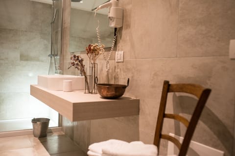 Junior Suite | Bathroom | Hydromassage showerhead, free toiletries, hair dryer, slippers