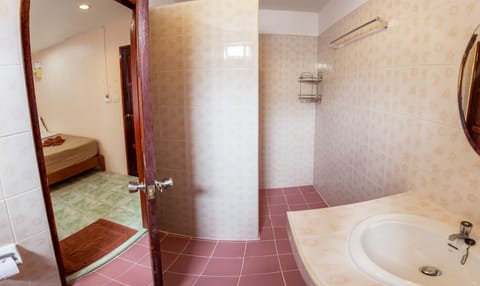 Deluxe Double Room | Bathroom | Shower, rainfall showerhead, free toiletries, hair dryer