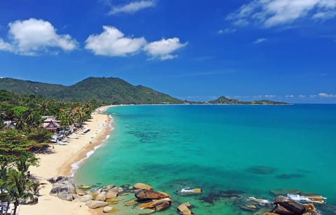 Beach nearby, white sand, 20 beach bars