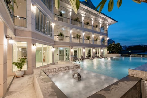 Outdoor pool, sun loungers