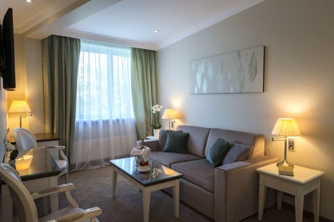 Suite, 1 King Bed | Minibar, in-room safe, desk, soundproofing