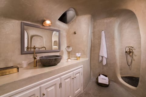 Louisa Cave Suite with Caldera View | Bathroom | Shower, free toiletries, hair dryer, bathrobes