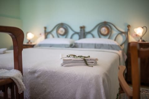 Deluxe Room | Premium bedding, minibar, desk, soundproofing