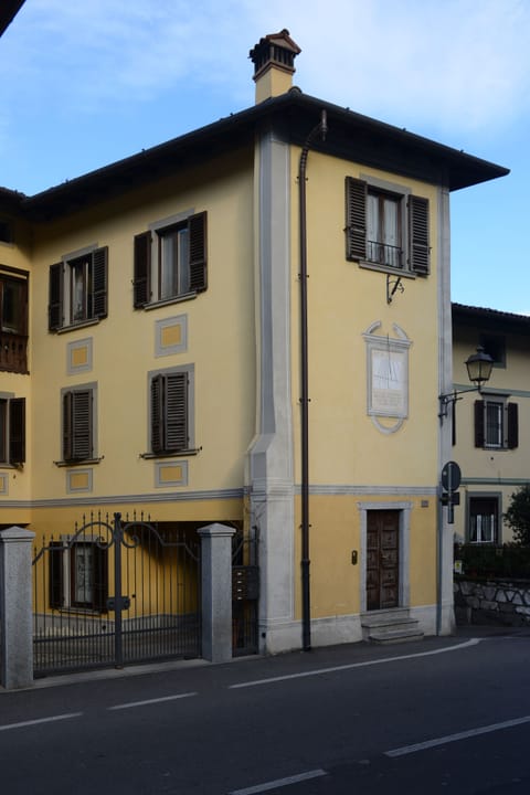 Cancello ingresso appartamento.