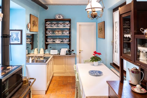 Cucina: lavandino, lavastoviglie.