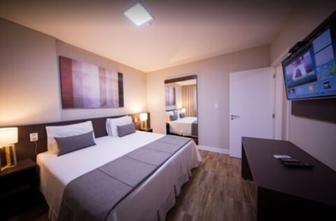 Apartamento Familiar | Minibar, in-room safe, desk, blackout drapes