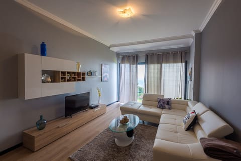Spacious lounge