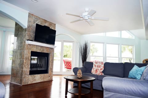 Beautiful, open plan living area with lots of natural light.
