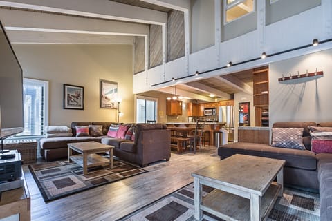 Other view of the main level.