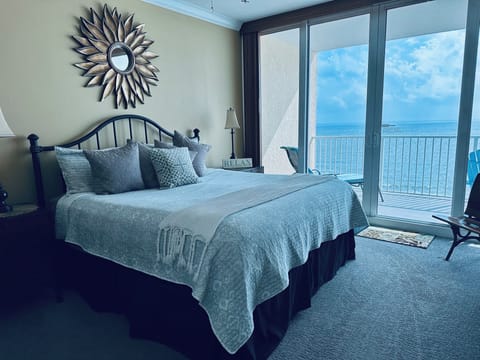 BED-SIDE OCEAN VIEW!