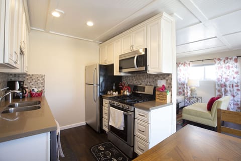 Fully equipped Kitchen with brand new appliances for cooking a meal