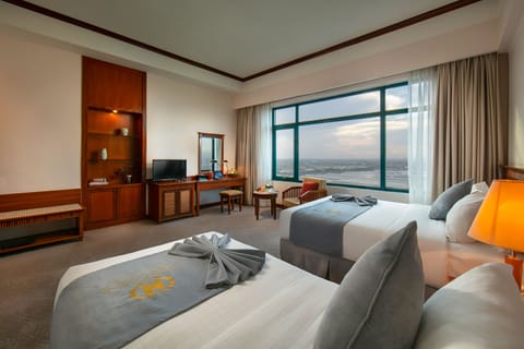Executive Room | Minibar, in-room safe, desk, blackout drapes