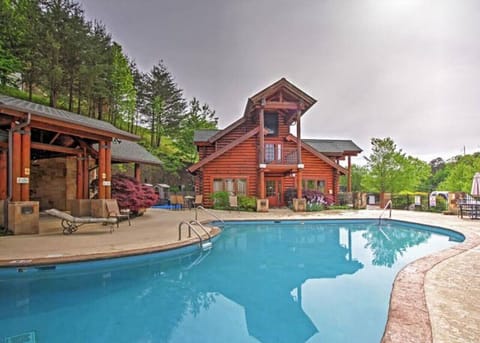 Resort Pool, Clubhouse and Outdoor Kitchen
