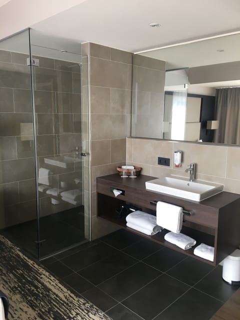 Superior Double Room | Bathroom | Separate tub and shower, deep soaking tub, rainfall showerhead