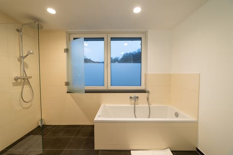 Deluxe Studio, 1 Bedroom, Non Smoking, Annex Building (Boardinghouse) | Bathroom | Separate tub and shower, deep soaking tub, rainfall showerhead
