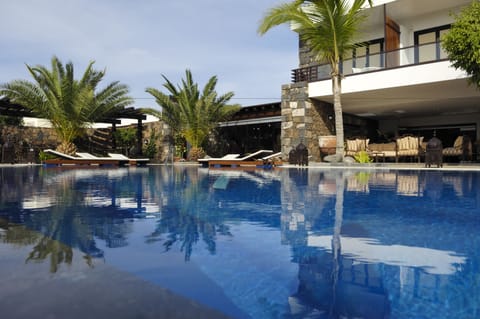 Outdoor pool, pool umbrellas, sun loungers