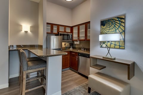 Full-size fridge, microwave, stovetop, dishwasher