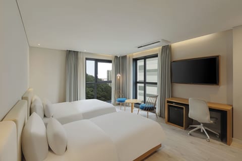 Royal Family Twin Room | In-room safe, desk, laptop workspace, blackout drapes