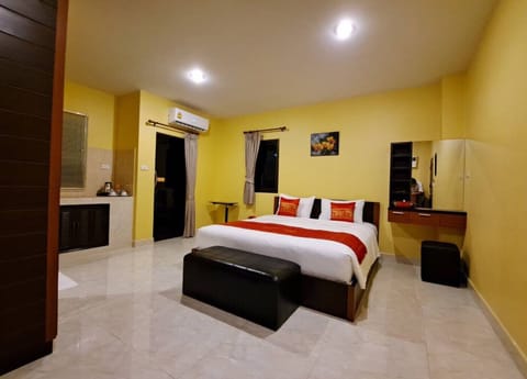 Double Room | Individually decorated, blackout drapes, free WiFi, bed sheets