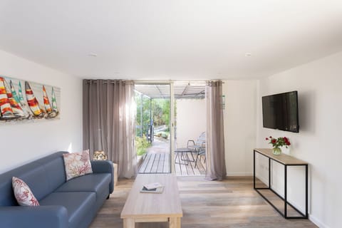 Quadruple Supérieure | Living area | 26-cm flat-screen TV with digital channels, TV