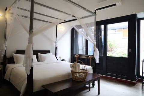 Exclusive Double Room, 1 King Bed, Courtyard View | In-room safe, desk, laptop workspace, iron/ironing board