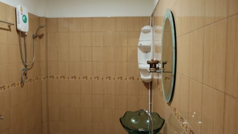 Standard Double Room | Bathroom | Shower, free toiletries