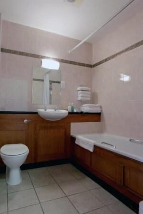 Combined shower/tub, free toiletries, hair dryer, towels