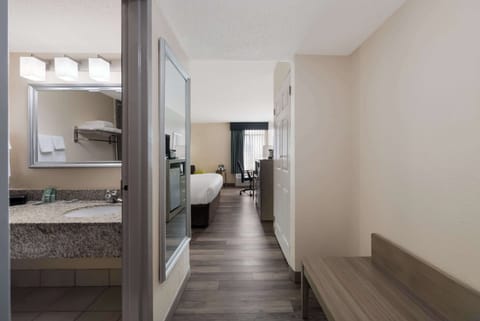 Standard Room, 1 King Bed, Non Smoking, Refrigerator & Microwave | In-room safe, desk, laptop workspace, blackout drapes