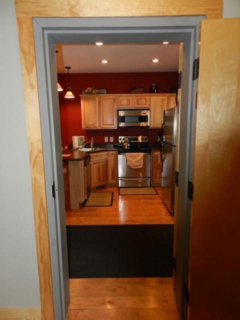 Deluxe Cabin, 4 Bedrooms, River View | Private kitchen | Fridge, microwave, oven, stovetop