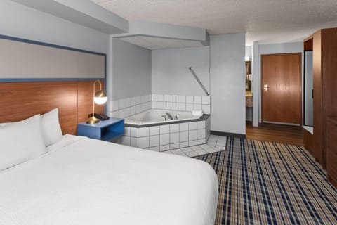 Room, 1 Queen Bed, Non Smoking | Iron/ironing board, free cribs/infant beds, rollaway beds, free WiFi