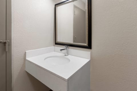 Room, 1 King Bed, Accessible, Non Smoking | Bathroom | Combined shower/tub, free toiletries, hair dryer, towels