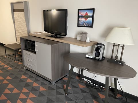 Standard Room, 1 King Bed | Premium bedding, pillowtop beds, in-room safe, desk