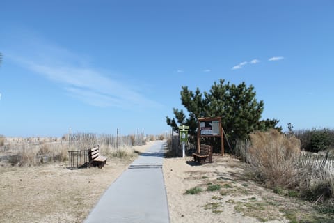 Beach entrance at end of street on Saulsbury St