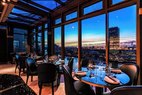 2 restaurants; breakfast, lunch, and dinner served