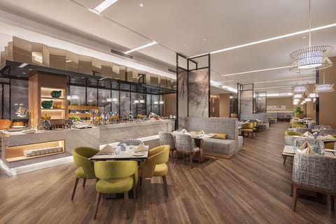 Daily buffet breakfast (CNY 100 per person)