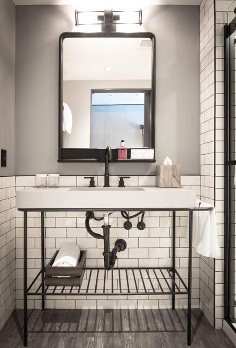 Rainfall showerhead, free toiletries, hair dryer, towels