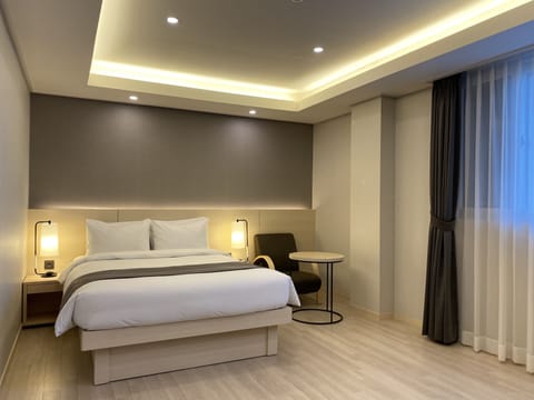 Deluxe Double Room | Premium bedding, in-room safe, desk, laptop workspace