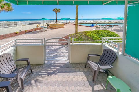Direct oceanfront and poolside !