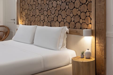 Deluxe Double or Twin Room | Minibar, in-room safe, desk, soundproofing