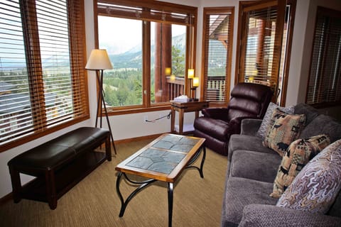 Townhome, 3 Bedrooms (Eagle Run #204) | Living area | Flat-screen TV, fireplace, DVD player