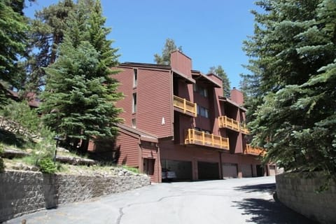 Mammoth Lodging | Mammoth Ski & Racquet Club #4