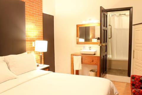 Standard Room, 1 Double Bed | In-room safe, desk, iron/ironing board, free wired internet