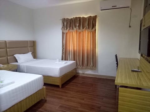 Deluxe Twin Room | Desk, WiFi (free), bed sheets